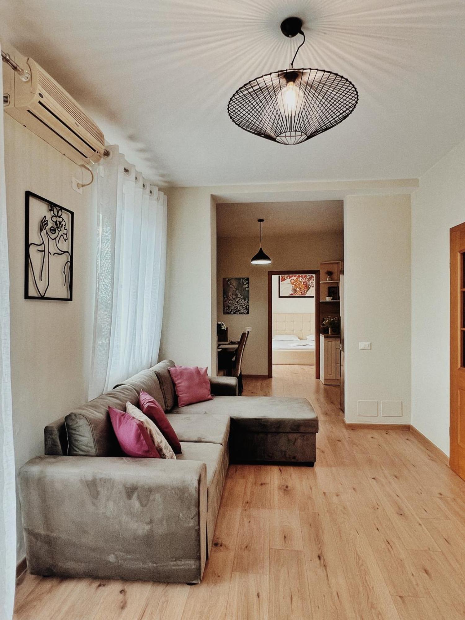 Cozy Rooftop Apartment - Your Home, Away From Home! Tirana Extérieur photo