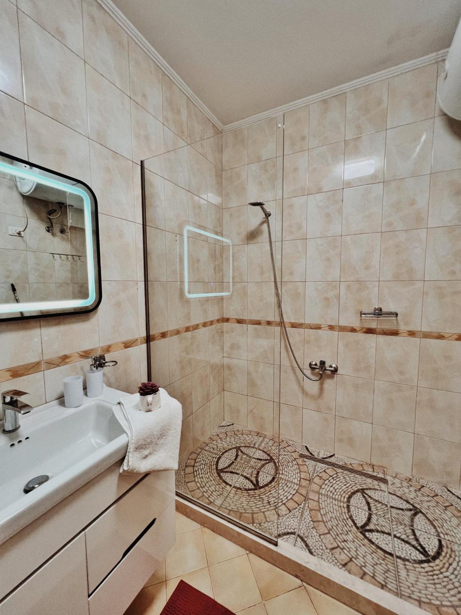 Cozy Rooftop Apartment - Your Home, Away From Home! Tirana Extérieur photo
