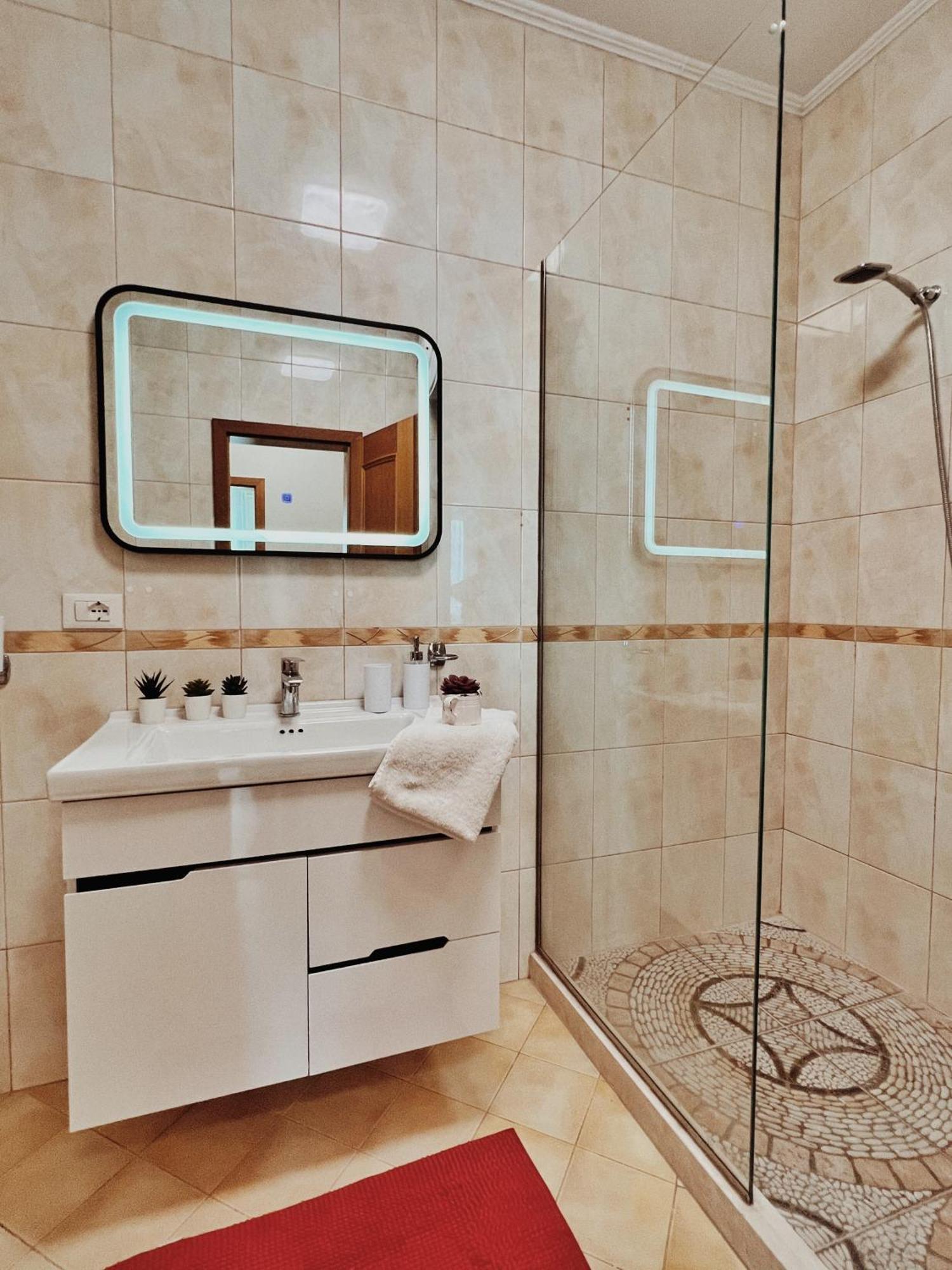 Cozy Rooftop Apartment - Your Home, Away From Home! Tirana Extérieur photo